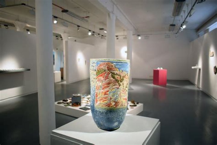 光と陶の物語を編む—長谷川 風子の個展、予約必須の理由