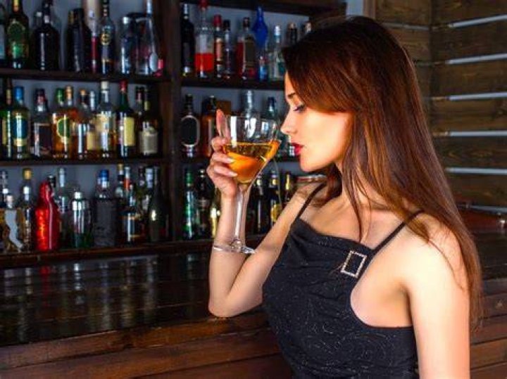 サシ 飲み 服装 女